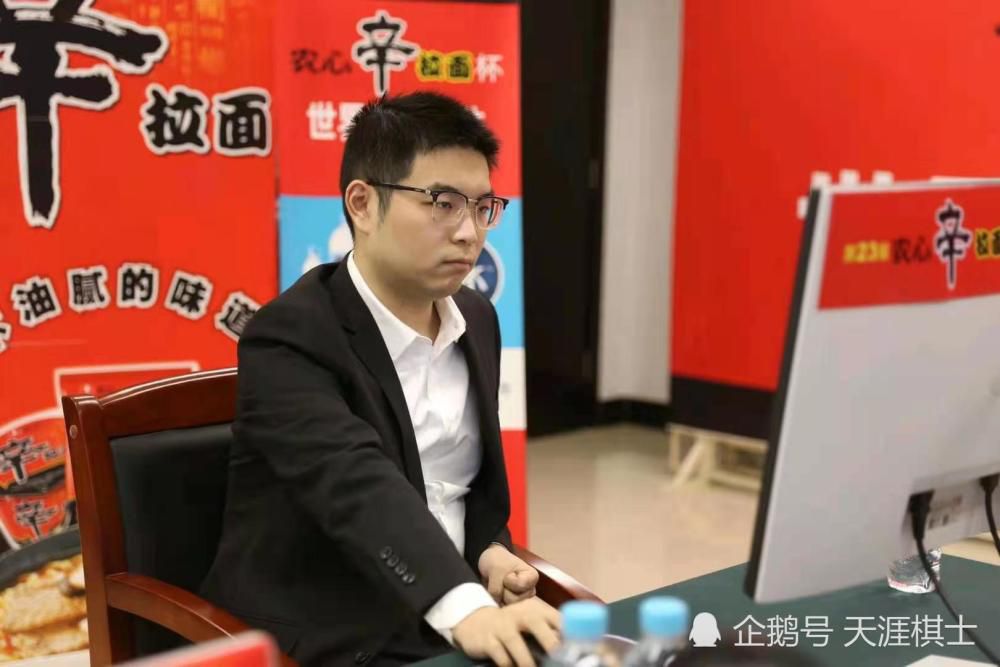 李文俊（龙泽 饰）是一个名不见经传的小脚色，留连于欢场夜店当中，对夜店女神利娅（张小格 饰）一见钟情。挡在李文俊眼前的，不但仅只有他和利娅之间身份和地位的差别，还有夜店里条条框框的各类潜法则，但是，李文俊并没有悲观丧气，而是从利娅身旁的好姐妹们处下手，获得了她们的信赖和撑持，而且终究成了夜店里的情歌王子。李文俊总算获得了接近利娅的机遇，没想到却屡屡遭到田少（田青 饰）和小俊哥（马龙飞 饰）等人的阻止，与此同时，利娅将要分开北京，前去广州。李文俊和同窗张小宁（张宁 饰）一路尾随厥后，起头了最后的强烈攻势。